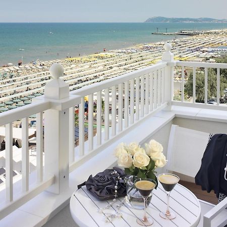 Hotel Tiffany'S ريتشوني المظهر الخارجي الصورة